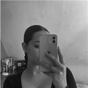 Professeur de maquillage et esthétique, offre des cours sur les bases du maquillage et soin visage en ligne.